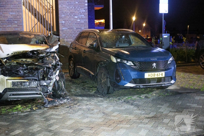 Scooterbestuurder vlucht na autobrand