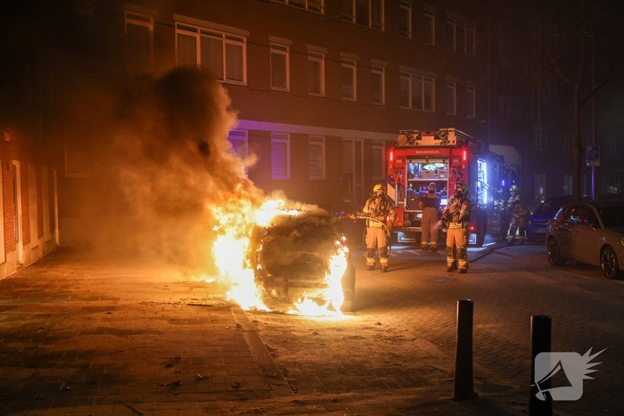 Scooterbestuurder vlucht na autobrand