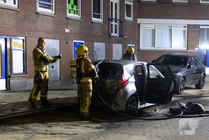 Scooterbestuurder vlucht na autobrand