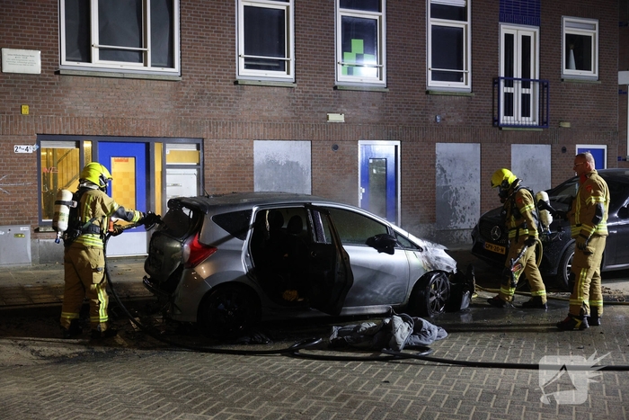 Scooterbestuurder vlucht na autobrand