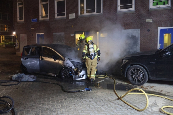 Scooterbestuurder vlucht na autobrand