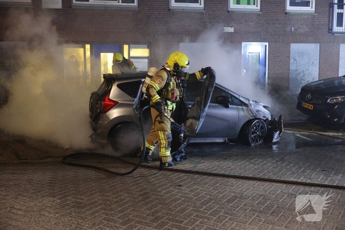 Scooterbestuurder vlucht na autobrand