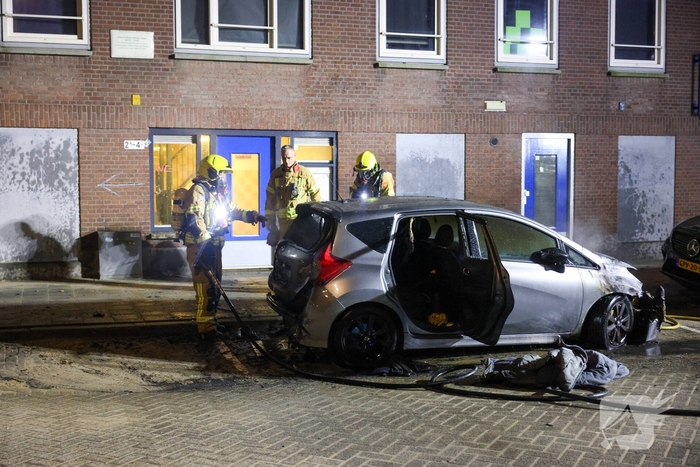 Scooterbestuurder vlucht na autobrand