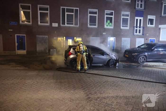 Scooterbestuurder vlucht na autobrand