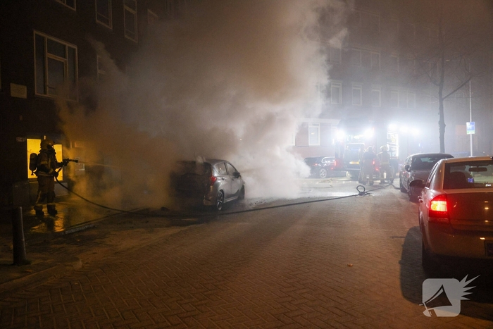 Scooterbestuurder vlucht na autobrand