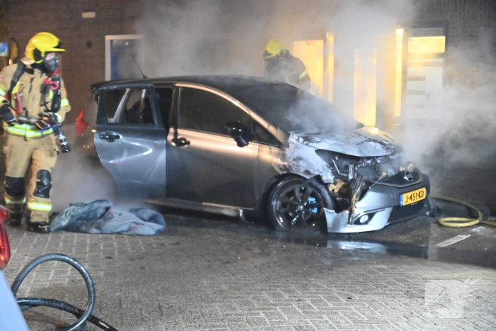 Auto verwoest na mogelijke brandstichting