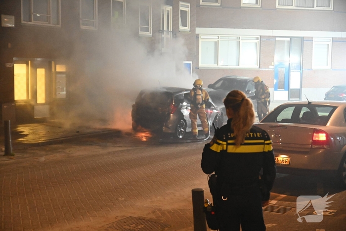 Auto verwoest na mogelijke brandstichting