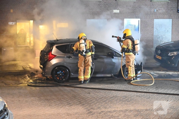 Auto verwoest na mogelijke brandstichting