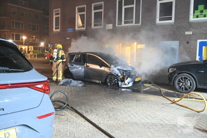 Auto verwoest na mogelijke brandstichting