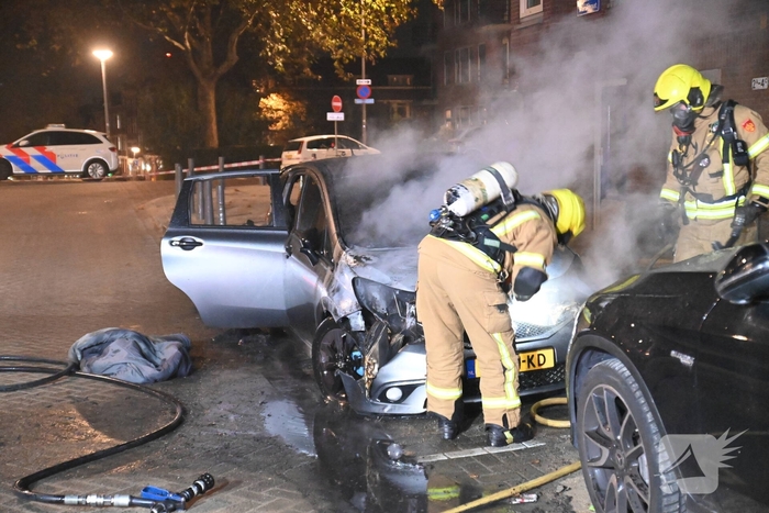Auto verwoest na mogelijke brandstichting