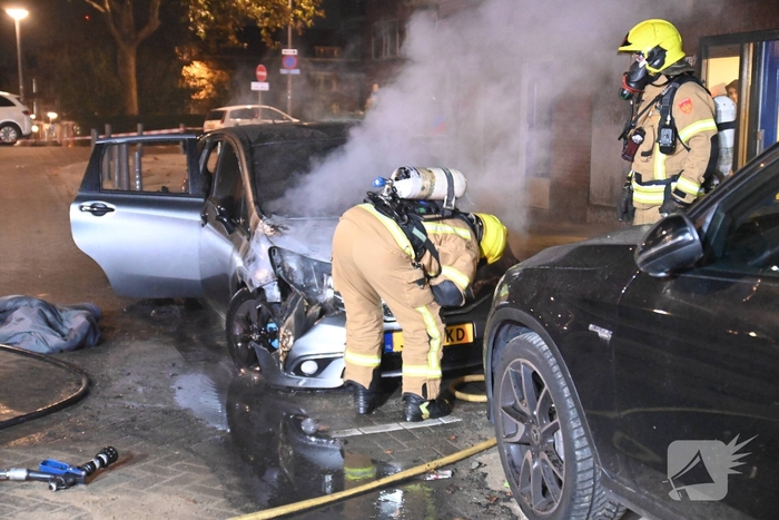 Auto verwoest na mogelijke brandstichting