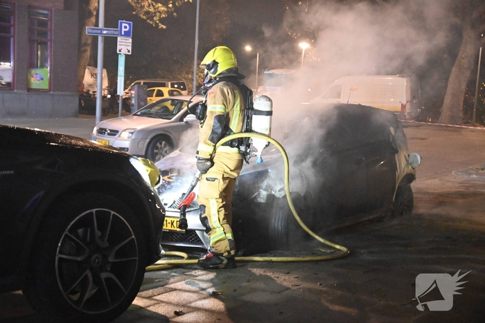 Auto verwoest na mogelijke brandstichting