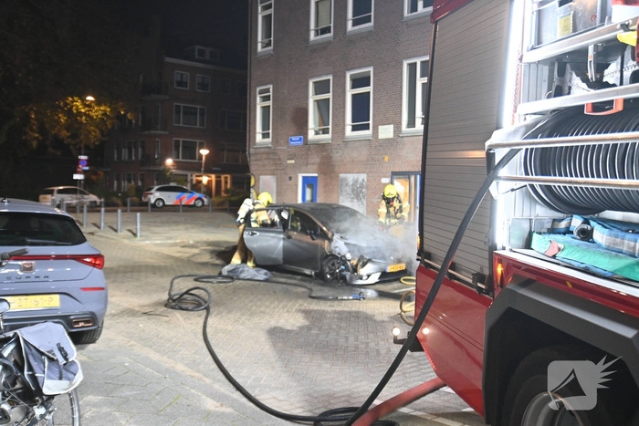 Auto verwoest na mogelijke brandstichting