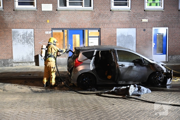 Auto verwoest na mogelijke brandstichting