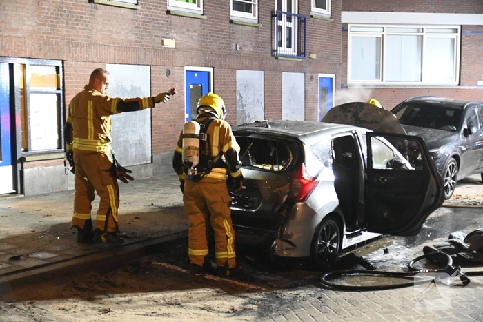 Auto verwoest na mogelijke brandstichting