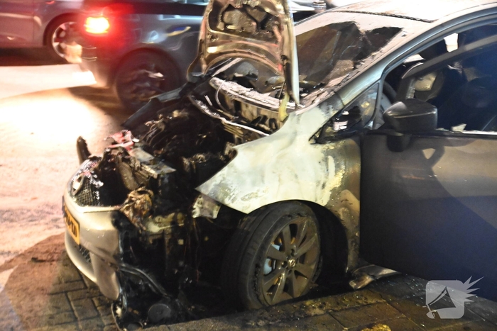 Auto verwoest na mogelijke brandstichting