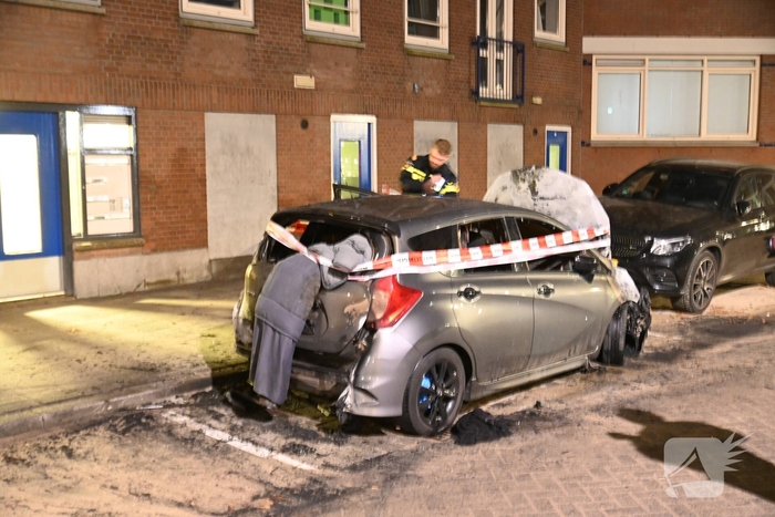 Auto verwoest na mogelijke brandstichting