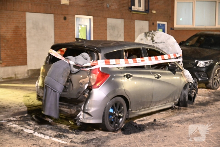 Auto verwoest na mogelijke brandstichting