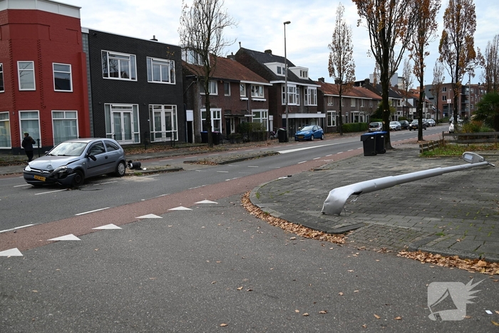 Lantaarnpaal zwaar beschadigd