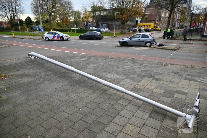 Lantaarnpaal zwaar beschadigd
