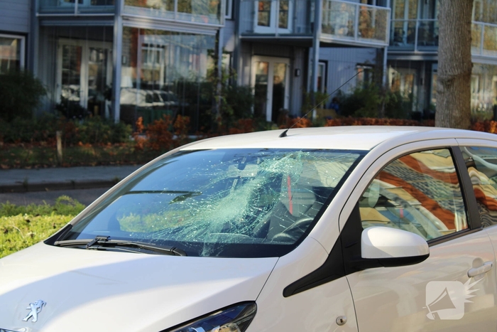 Schade aan voorruit na ongeval met fatbike en auto