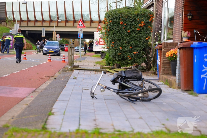 Automobilist rampt tuinhek en schept fietser