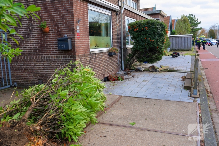 Automobilist rampt tuinhek en schept fietser