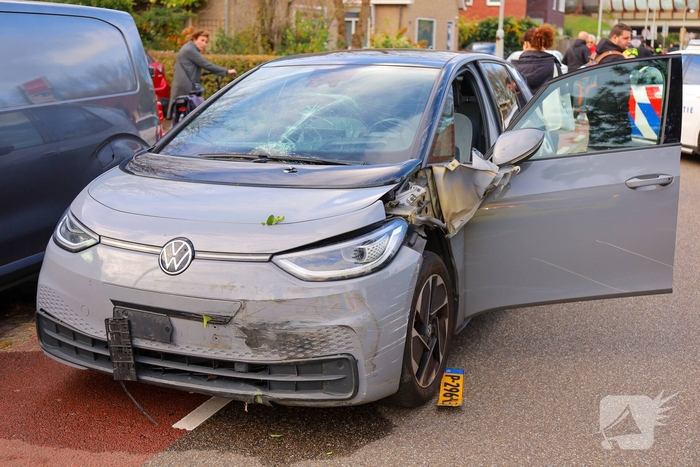 Automobilist rampt tuinhek en schept fietser