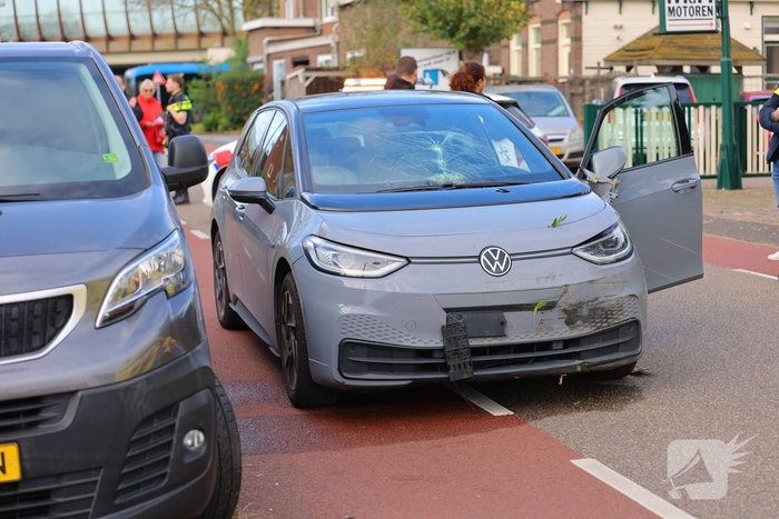 Automobilist rampt tuinhek en schept fietser