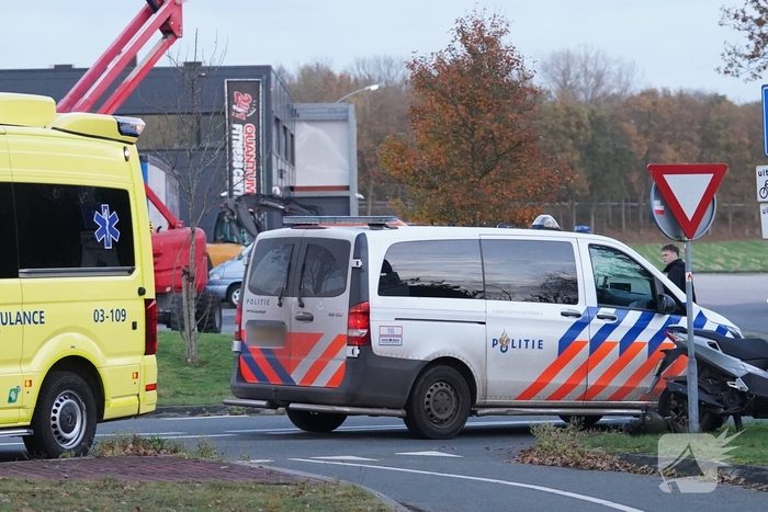 Botsing tussen auto en scooter leidt tot ongeval