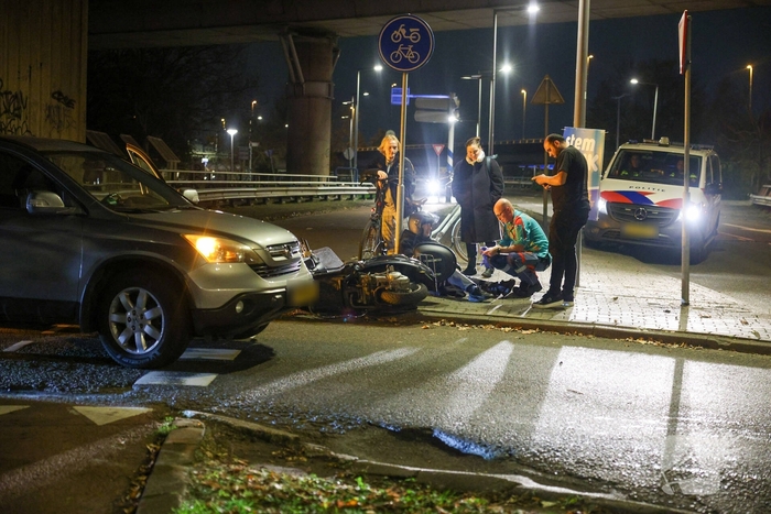 Bromfietser gewond na aanrijding op rotonde