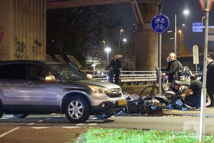 Bromfietser gewond na aanrijding op rotonde