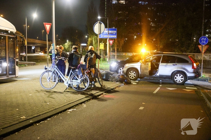 Bromfietser gewond na aanrijding op rotonde