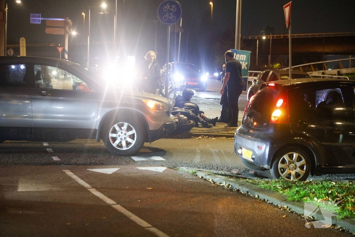 Bromfietser gewond na aanrijding op rotonde