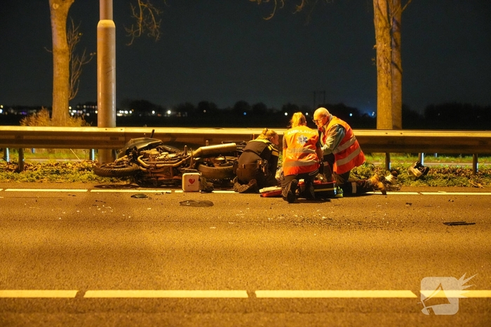Ernstig ongeval met motor en auto op snelweg
