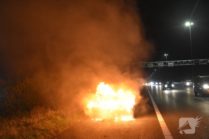 Auto in vlammen op langs snelweg