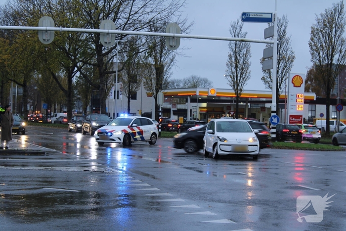 Auto's botsen op druk kruispunt