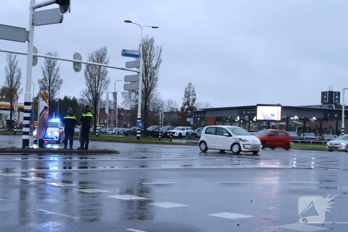 Auto's botsen op druk kruispunt