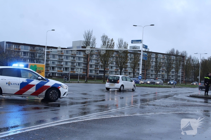 Auto's botsen op druk kruispunt