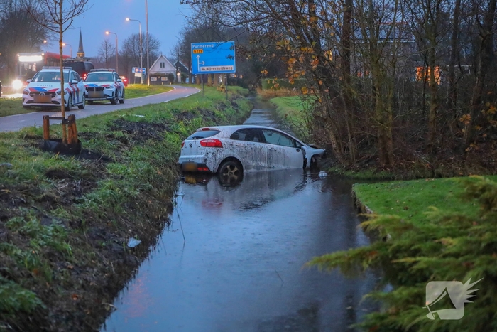 Auto belandt in sloot na ongeval