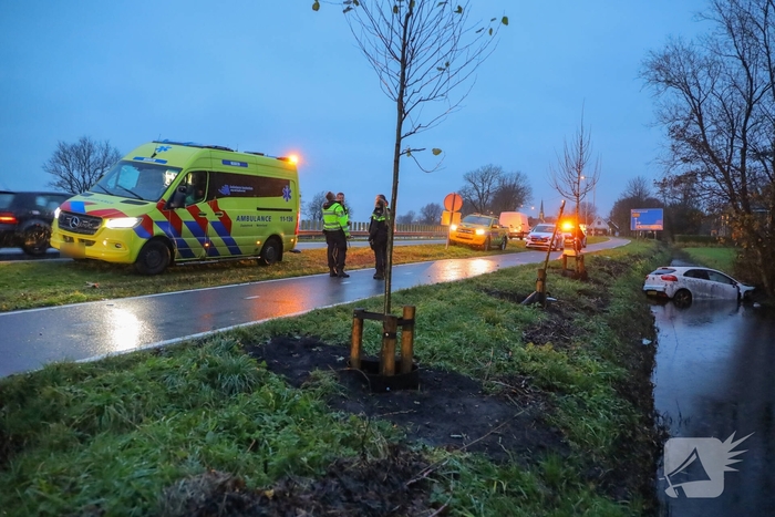 Auto belandt in sloot na ongeval