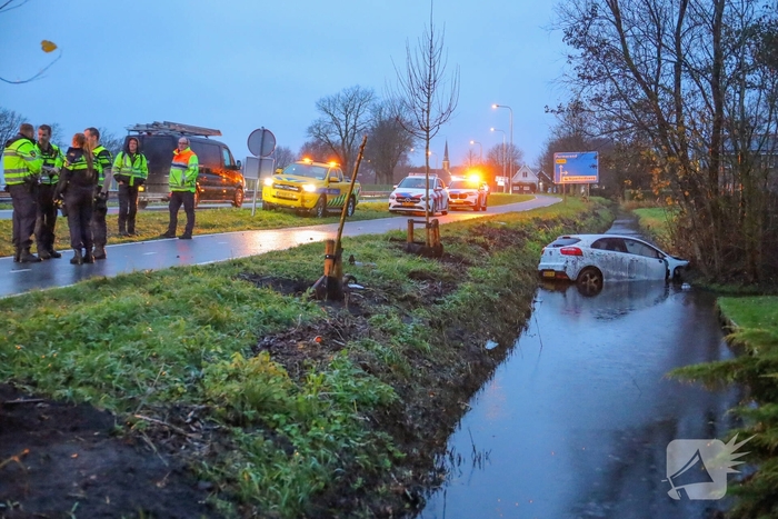 Auto belandt in sloot na ongeval
