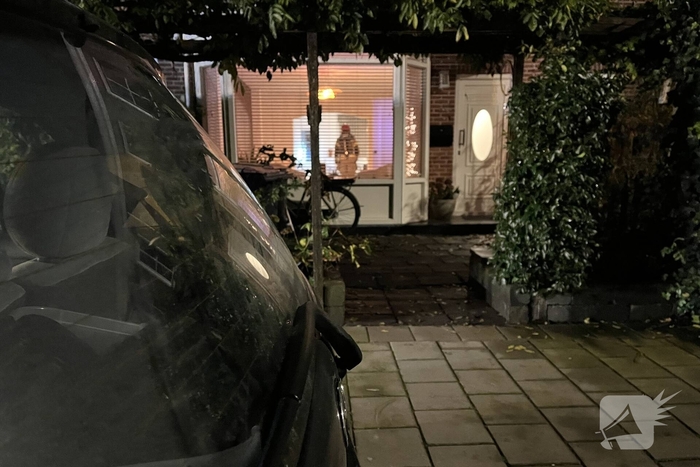 Brandweer onderzoekt lucht in woning