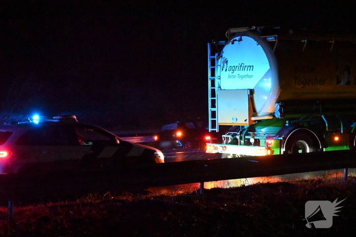 Auto belandt in berm naast snelweg