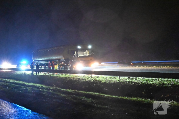 Auto belandt in berm naast snelweg