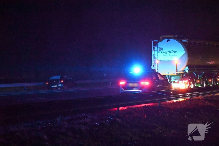 Auto belandt in berm naast snelweg