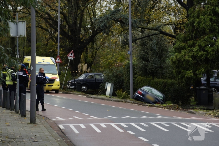Auto raakt van weg en belandt in sloot