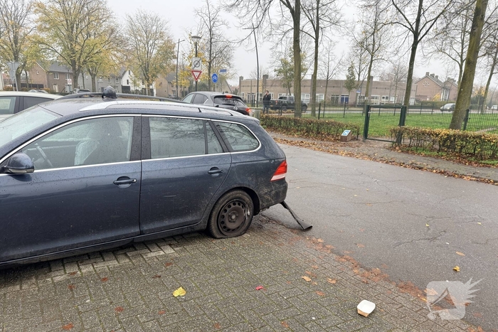 Auto crasht tegen boom via middenberm, schade fors