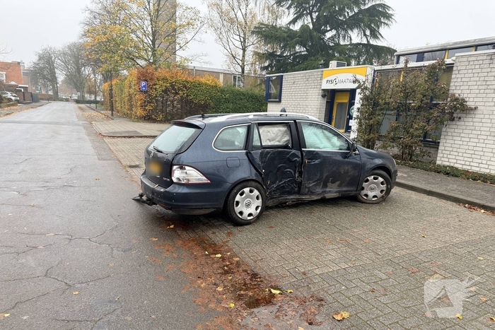 Auto crasht tegen boom via middenberm, schade fors