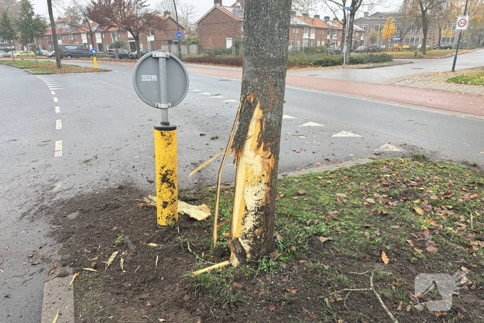 Auto crasht tegen boom via middenberm, schade fors